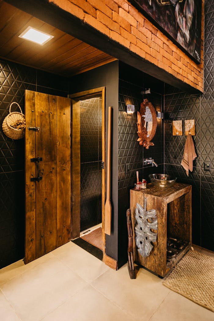 A rustic bathroom interior featuring wood and brick elements in Espírito Santo, Brazil.
